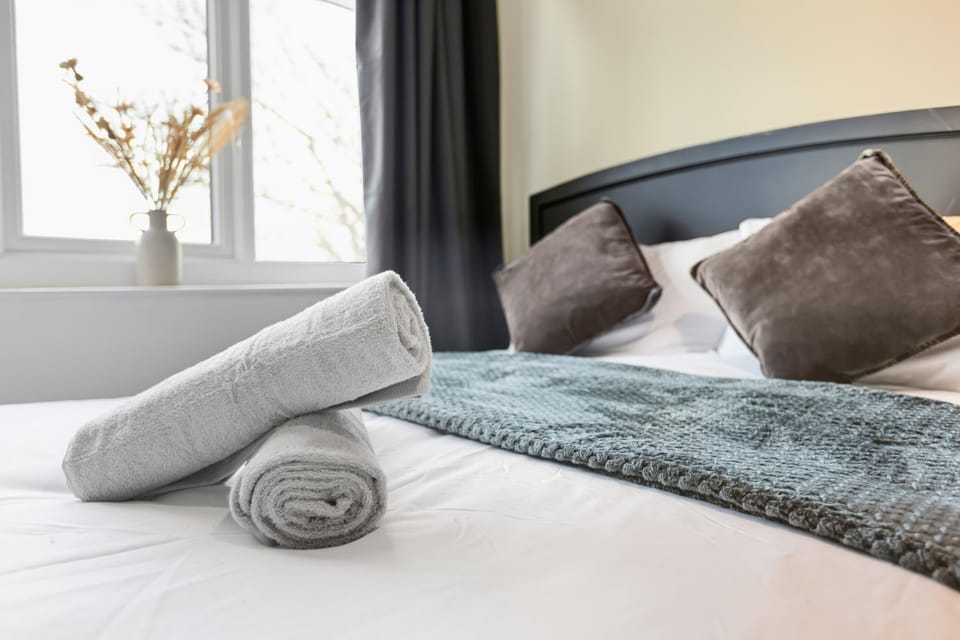 Bed, Bedroom, towels
