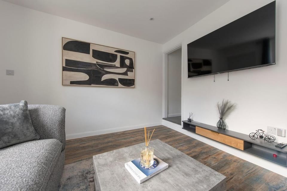 Business Ready Stay I Close to Maidstone East & Town Centre House in Maidstone
