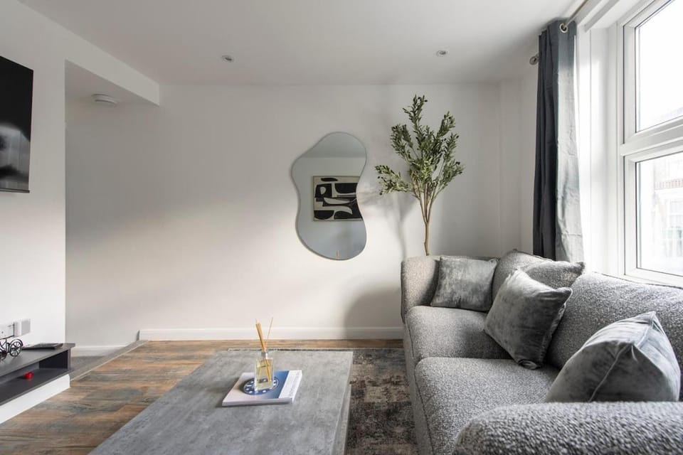 Business Ready Stay I Close to Maidstone East & Town Centre House in Maidstone