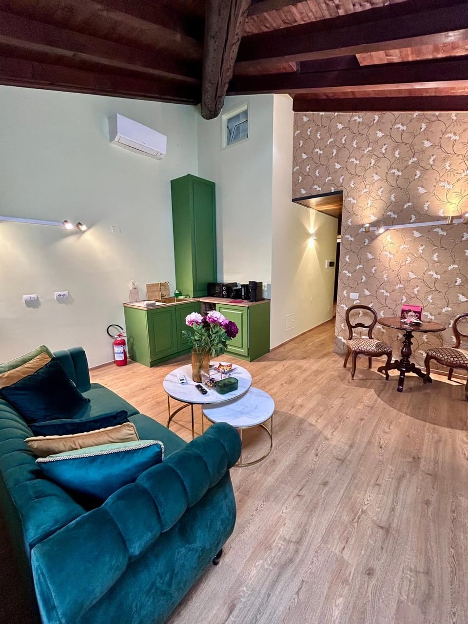 Kitchen or kitchenette, Living room