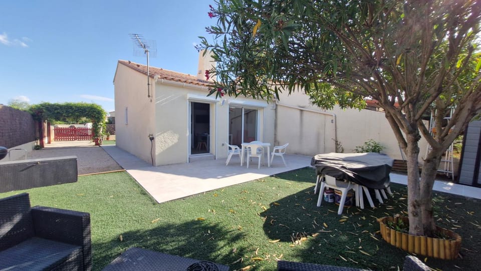 Property building, Day, Garden, Garden view