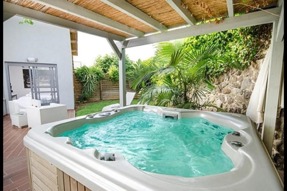 Hot Tub, Hot Tub, Inner courtyard view