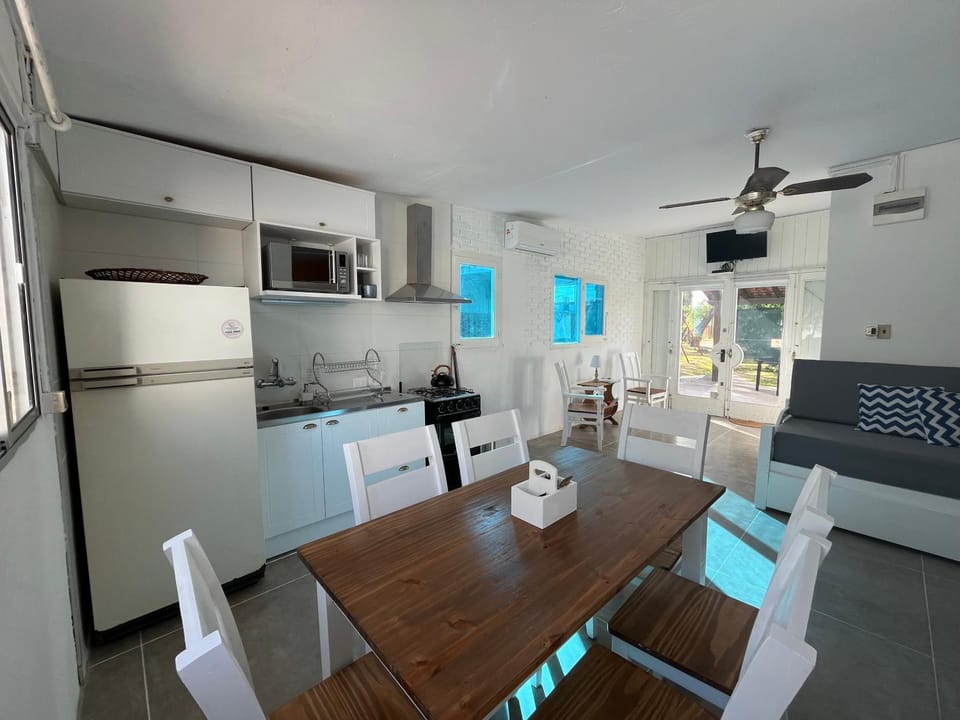 TV and multimedia, Kitchen or kitchenette, Dining area, oven, air conditioner
