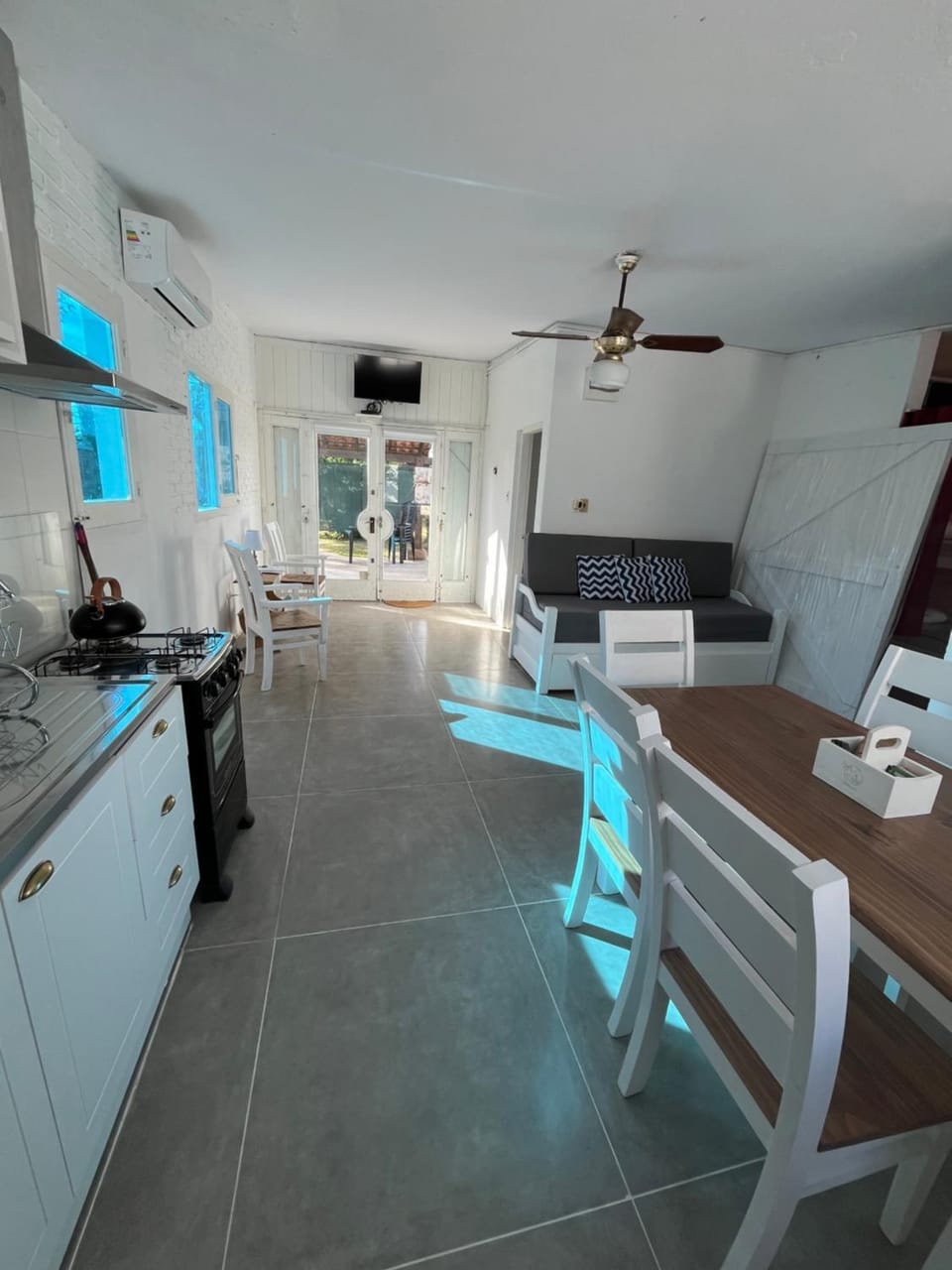 TV and multimedia, Kitchen or kitchenette, Living room, Dining area, oven