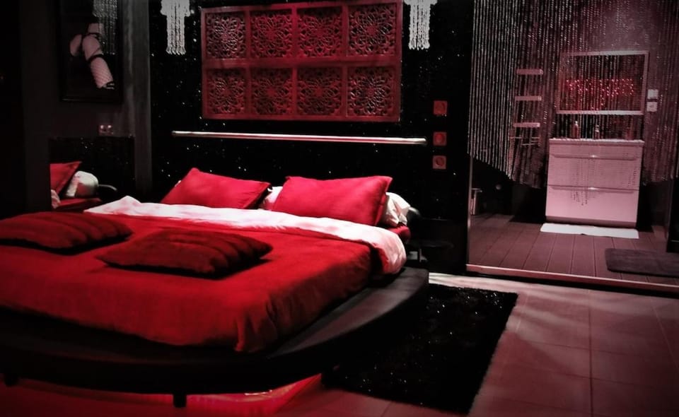 Love room Sparadis Laval 53 Studio avec jacuzzi privatif Apartment in Laval