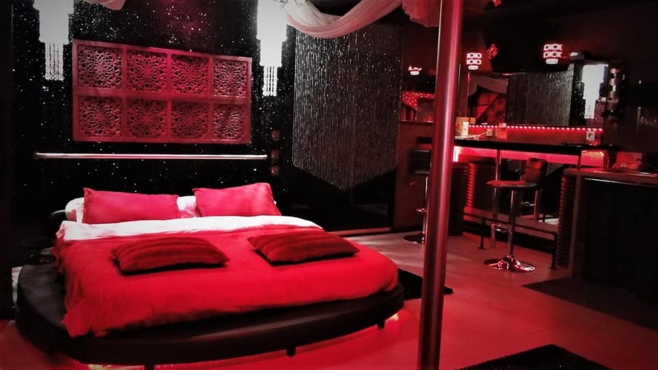 Love room Sparadis Laval 53 Studio avec jacuzzi privatif Apartment in Laval