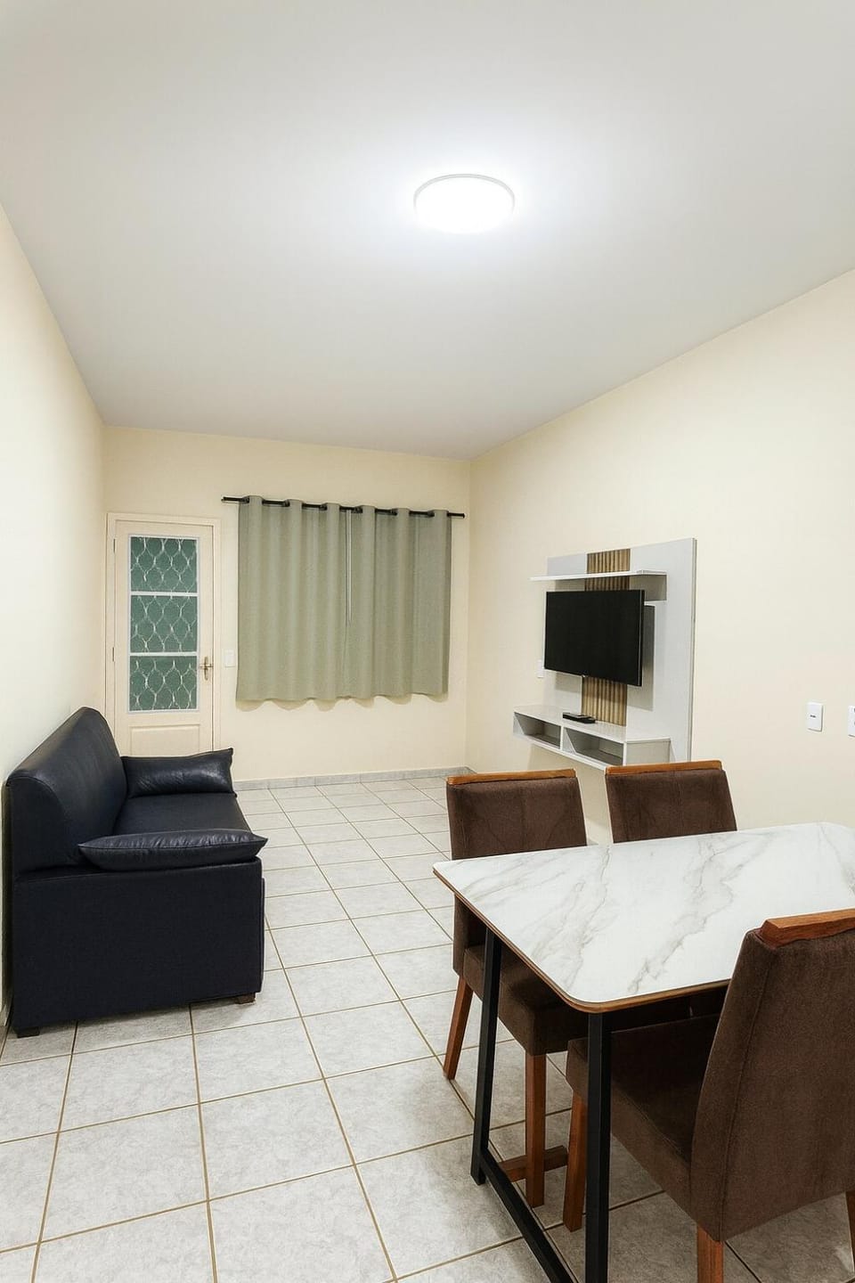 Casa aprox 4 min Sabiazinho, UFU, Madrecor com Garagem, para 6 pessoas House in Uberlândia