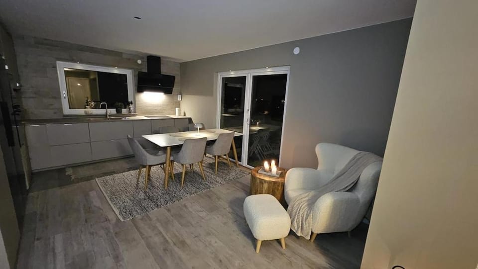 Kitchen or kitchenette, Seating area, Dining area