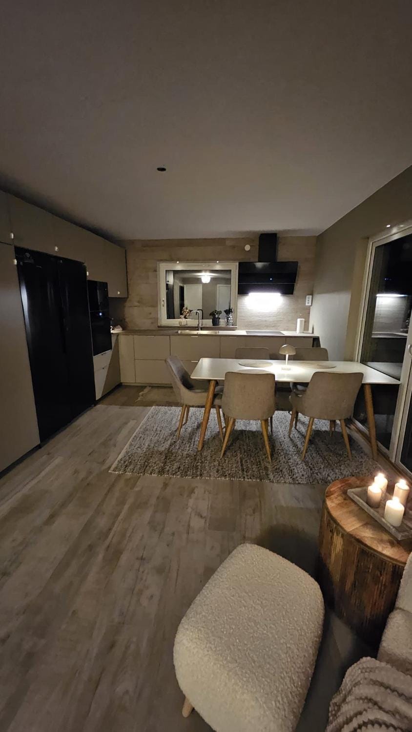 Kitchen or kitchenette, Dining area