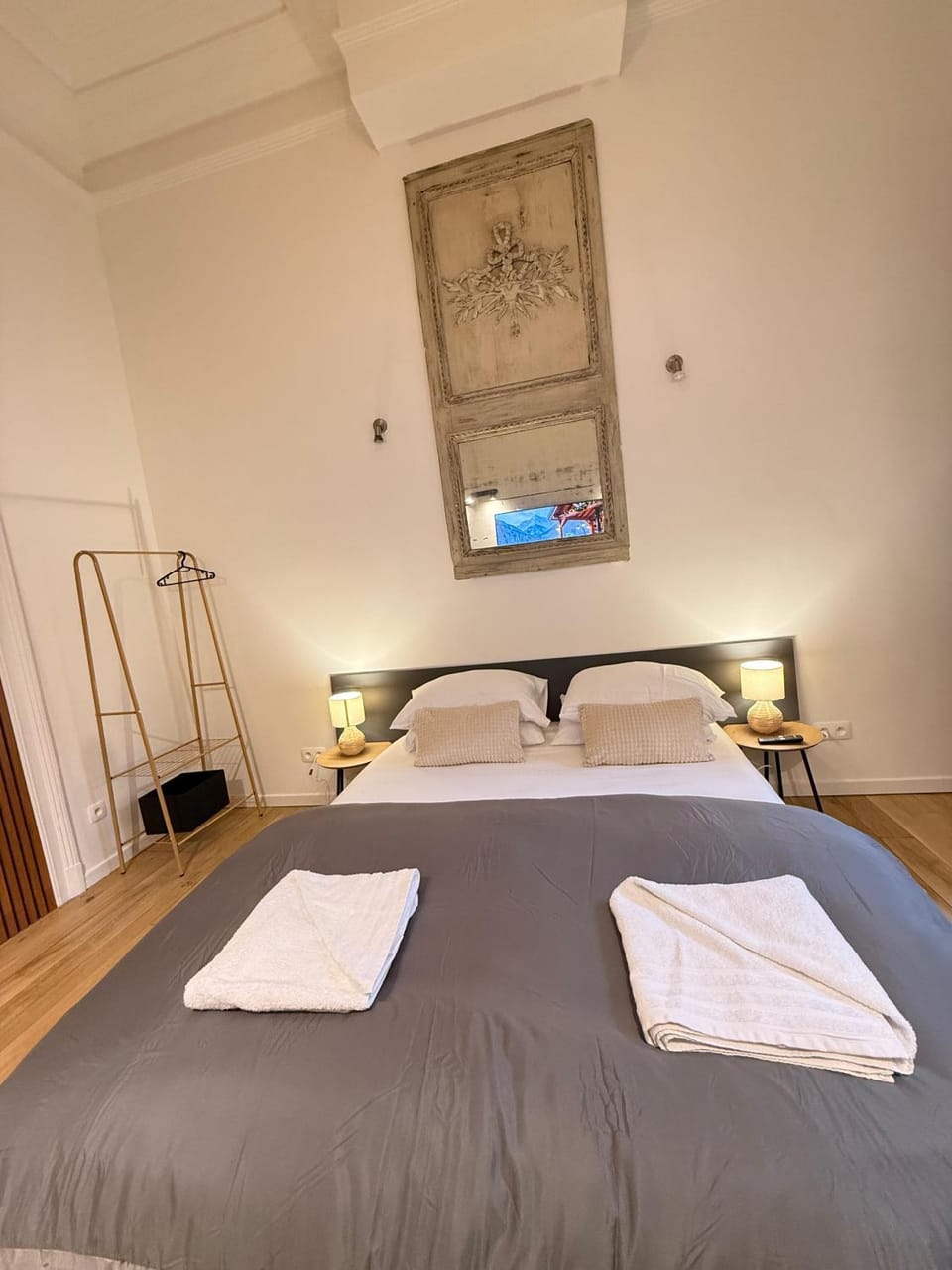 Bed, Photo of the whole room, Bedroom, towels