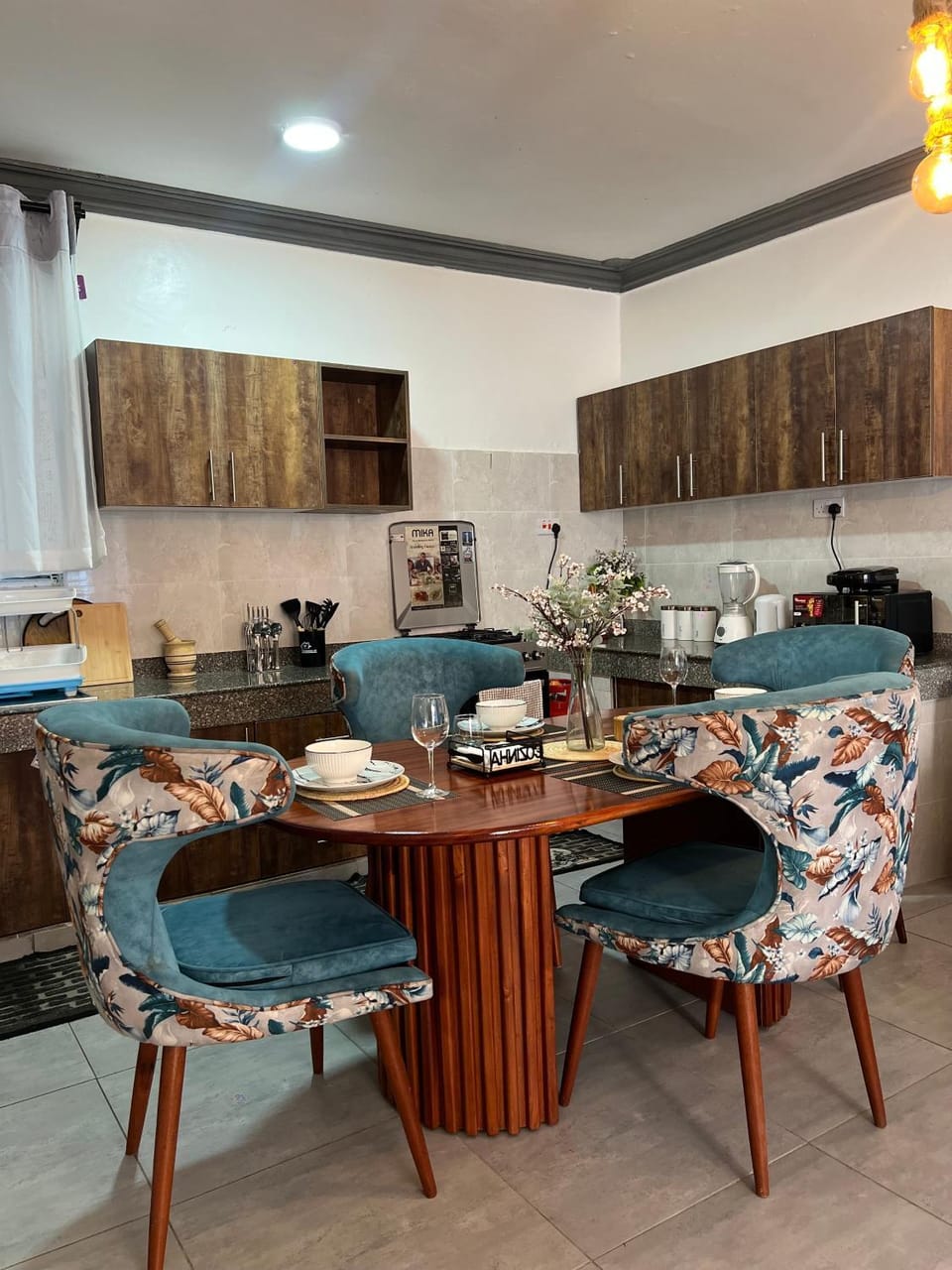 Kitchen or kitchenette, Seating area, Dining area