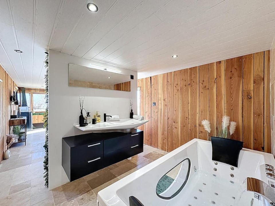 Unique Cabane 4 spa Centre Équestre & Snack Apartment in Auvergne-Rhône-Alpes