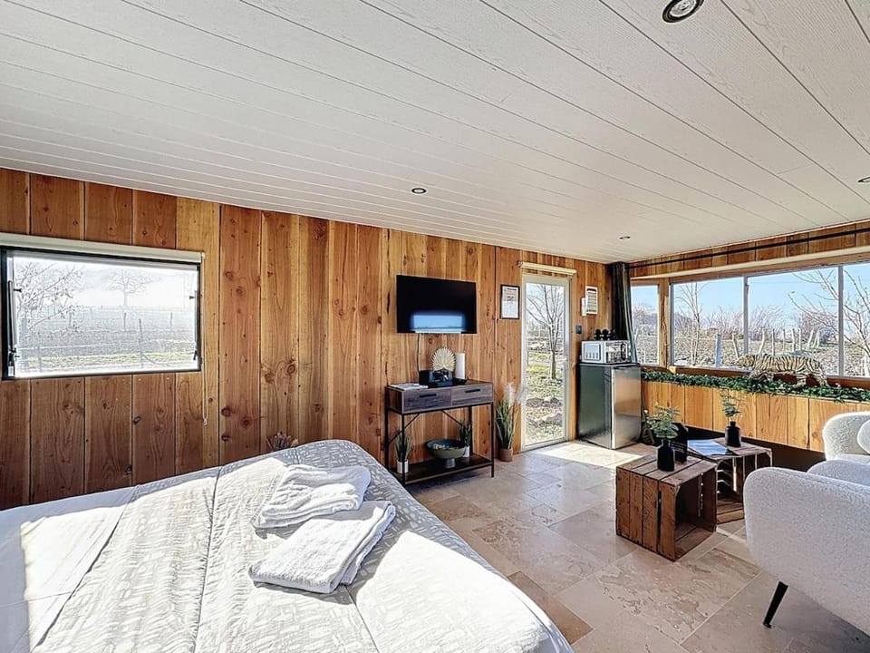 Unique Cabane 4 spa Centre Équestre & Snack Apartment in Auvergne-Rhône-Alpes