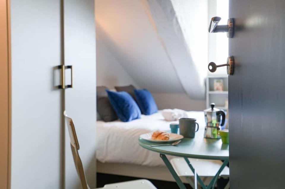 Bed, Living room, Photo of the whole room, Seating area, Dining area, Bedroom, Food