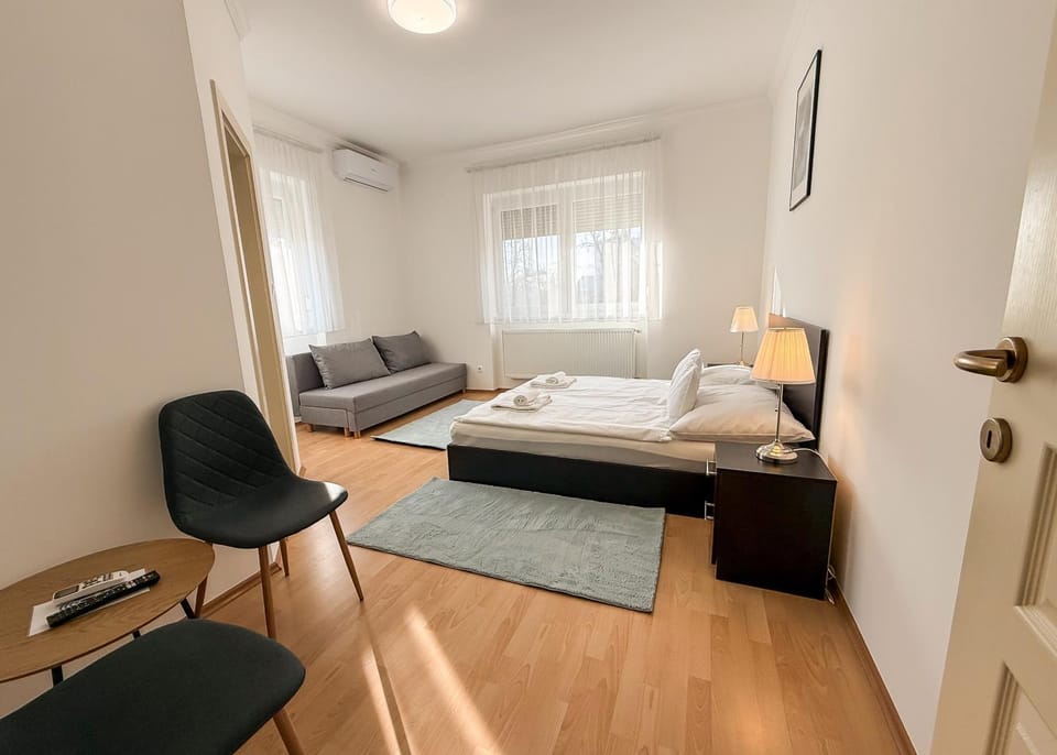 Bed, TV and multimedia, Seating area, air conditioner