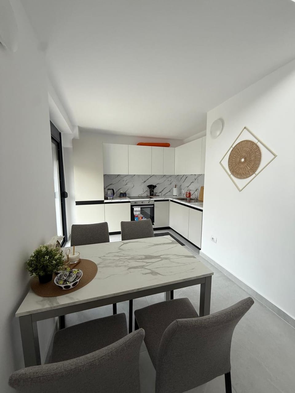 Kitchen or kitchenette, Dining area