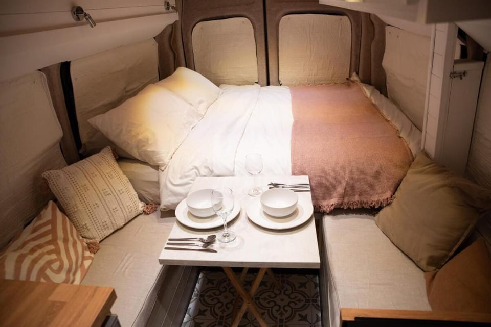Bed, Photo of the whole room, Seating area, Dining area