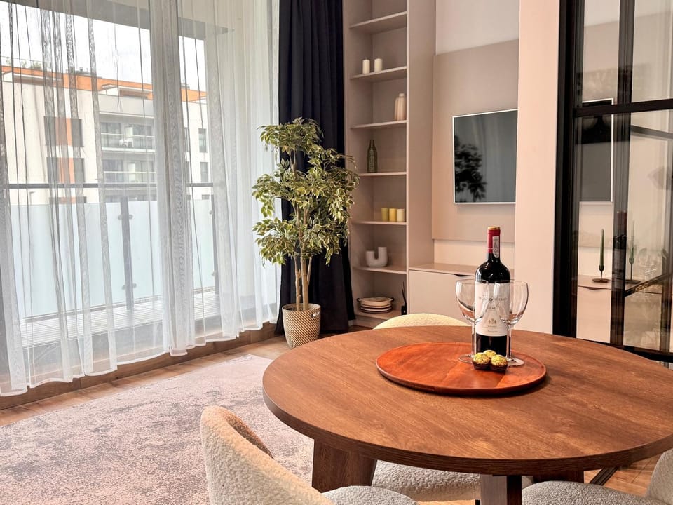 TV and multimedia, Seating area, Dining area, Alcoholic drinks