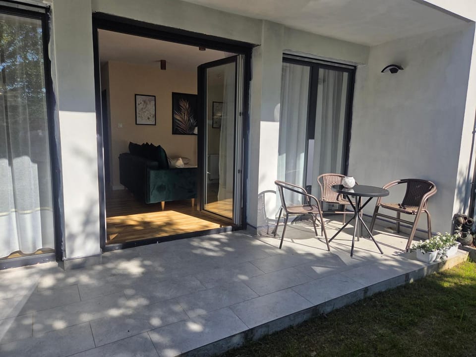 Patio, Day, Living room, Seating area, Dining area