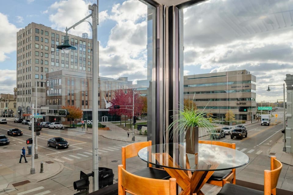 Penthouse City Overlook 2BR Apartment - free parking Apartment in Appleton