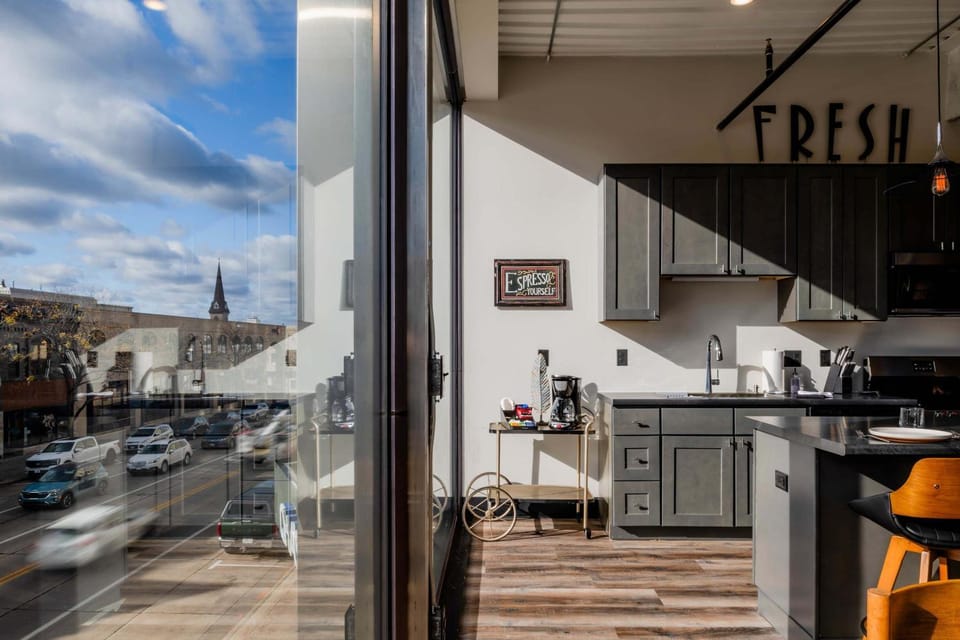 Penthouse City Overlook 2BR Apartment - free parking Apartment in Appleton