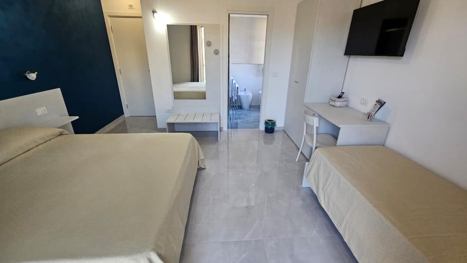 TV and multimedia, Photo of the whole room, Bedroom