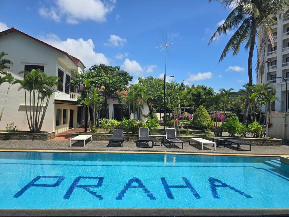 Patio, Day, Swimming pool