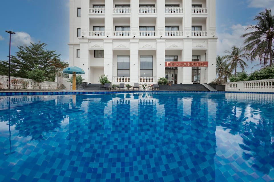 Property building, Day, Pool view, Swimming pool
