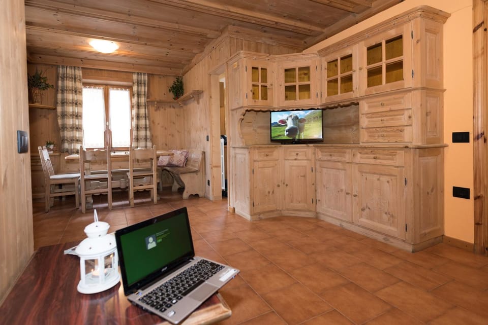 TV and multimedia, Living room, Dining area