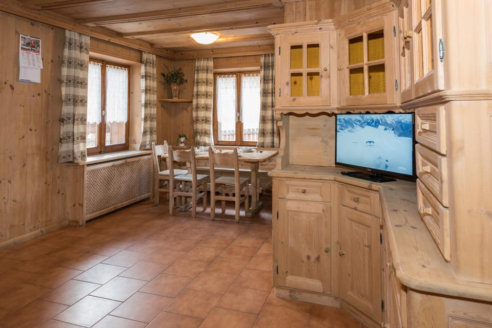 TV and multimedia, Living room, Dining area