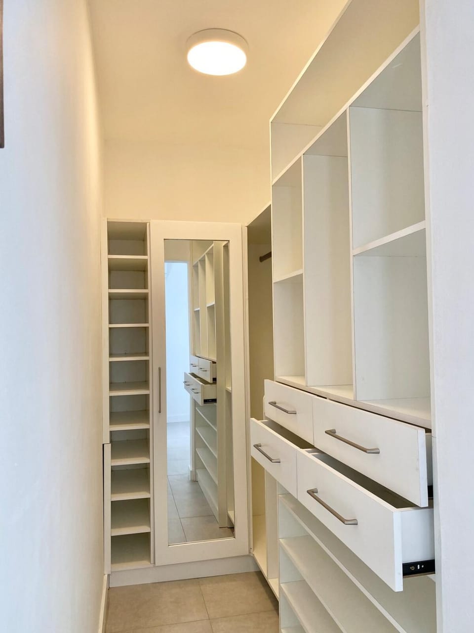 Tempus Central - Bazaar Metro Supermarket Resto Apartment in Mauritius