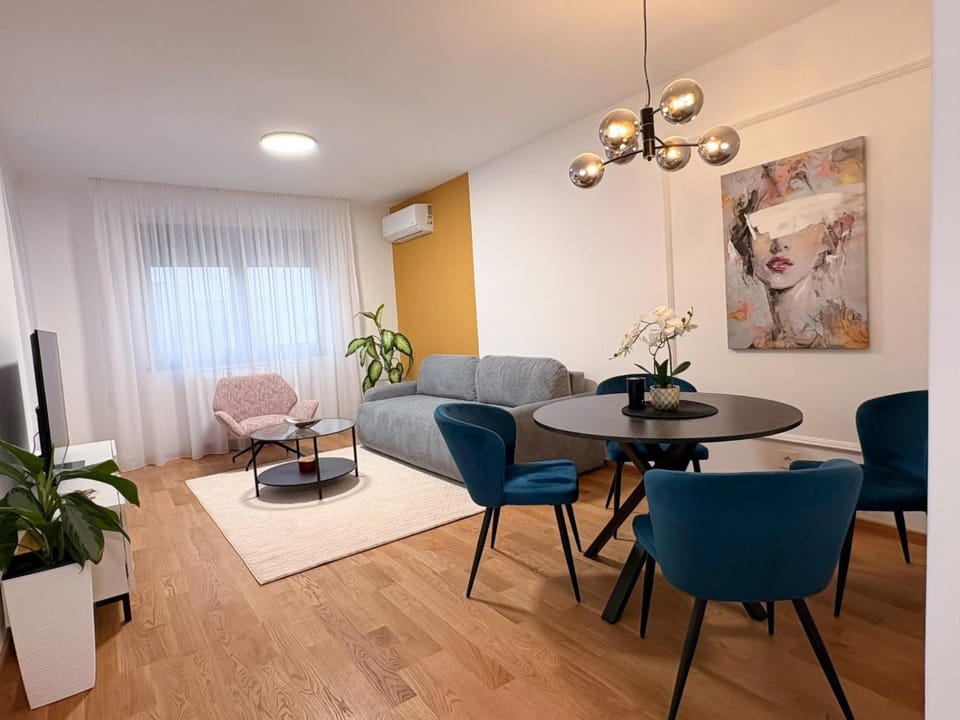 TV and multimedia, Living room, Seating area, Dining area