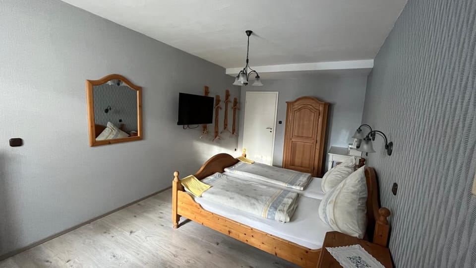 TV and multimedia, Photo of the whole room, Bedroom, wardrobe