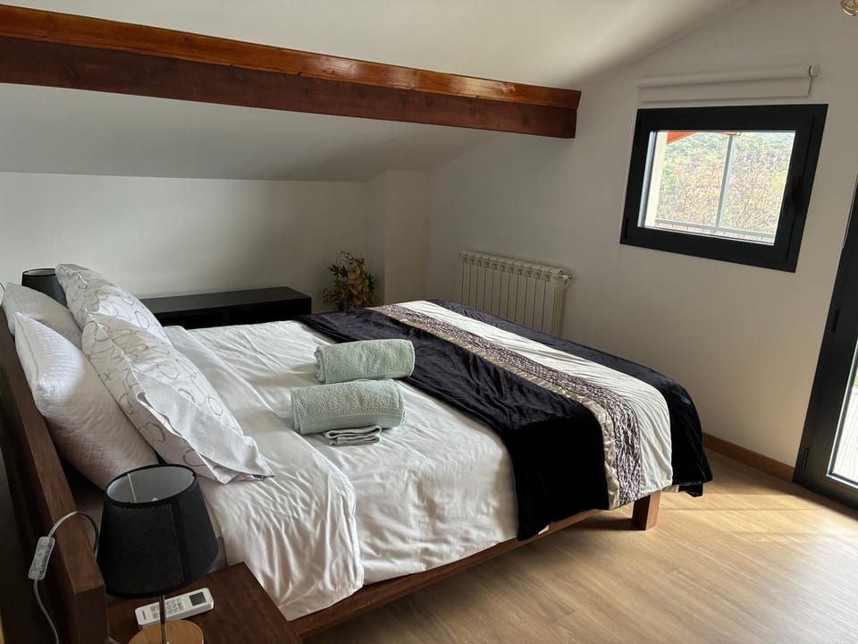 Bed, Photo of the whole room, Bedroom, towels