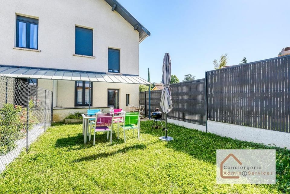 Spring, Day, BBQ facilities, Garden, Garden view, furniture