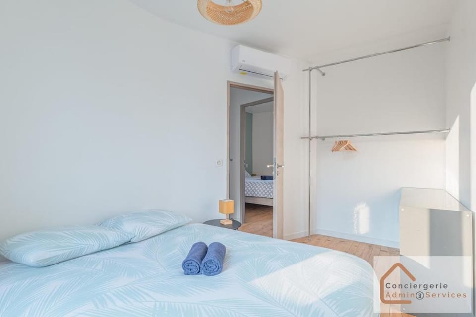 Bed, Photo of the whole room, Bedroom, towels, air conditioner