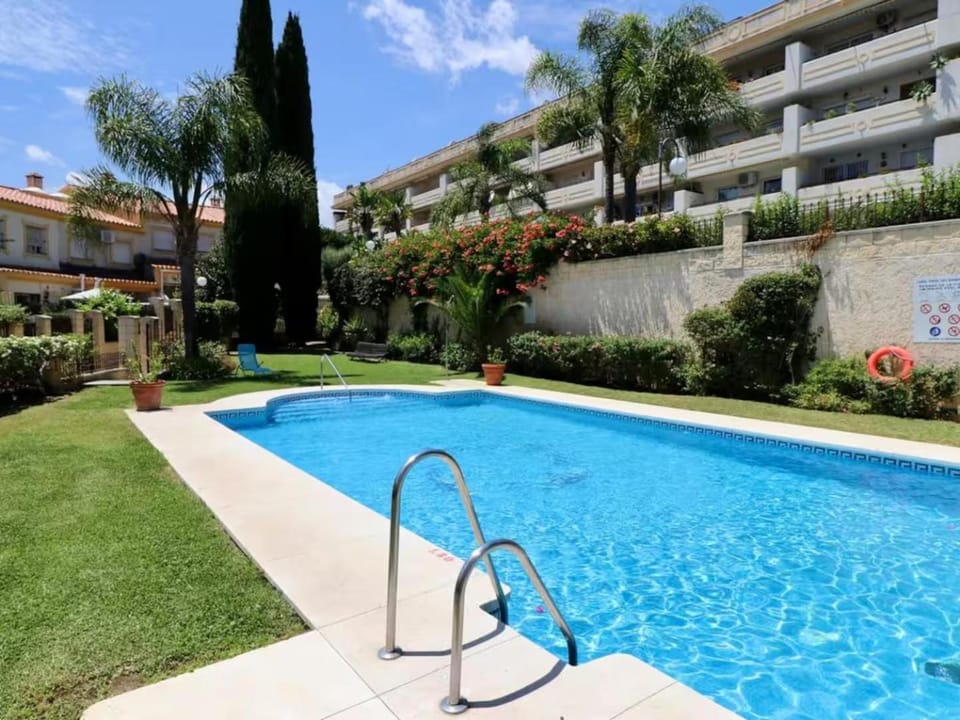 Shower, Spring, Day, Garden, Garden view, Pool view, Area and facilities, Area and facilities, Swimming pool, Location, Family