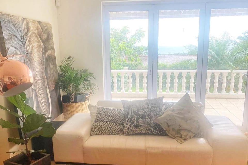 Balmoral Beauty-Sea Views & Pool House in Durban