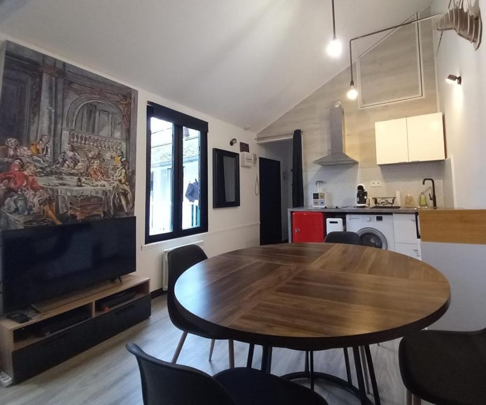 Restaurant/places to eat, TV and multimedia