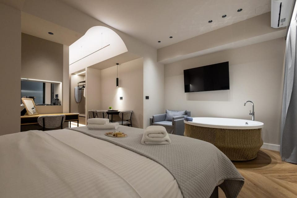 Bed, TV and multimedia, Photo of the whole room, Seating area, Bedroom, Bath, towels