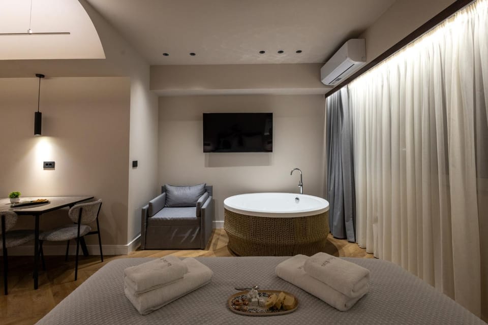 TV and multimedia, Seating area, Bedroom, Bath, towels
