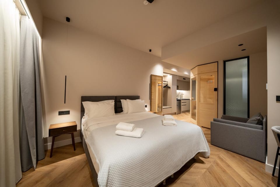 Bed, Photo of the whole room, Seating area, Bedroom, towels