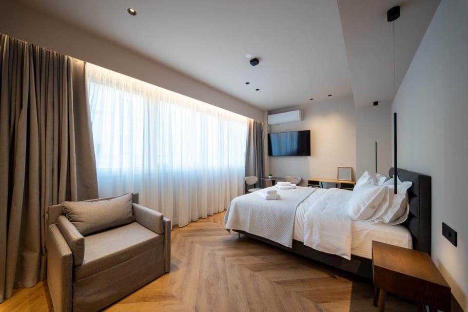 Bed, TV and multimedia, Photo of the whole room, Seating area, Bedroom