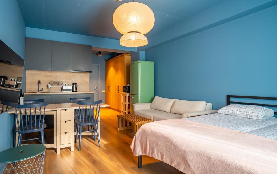 Bed, Kitchen or kitchenette, Photo of the whole room, Dining area, Bedroom, oven