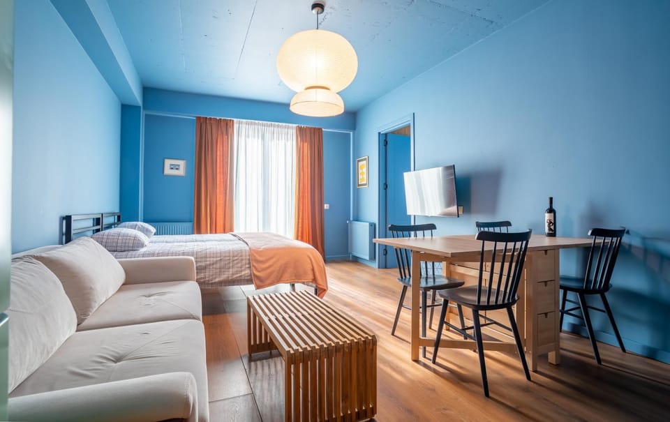 Bed, Photo of the whole room, Seating area, Dining area, Bedroom