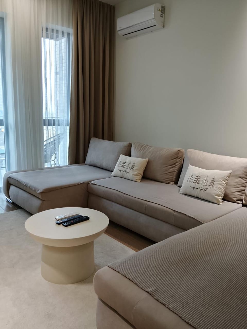 TV and multimedia, Living room, Seating area, internet, air conditioner