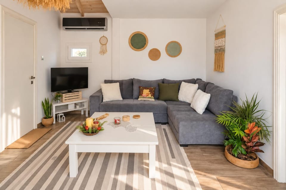 Communal lounge/ TV room, TV and multimedia, Living room, Seating area, Evening entertainment