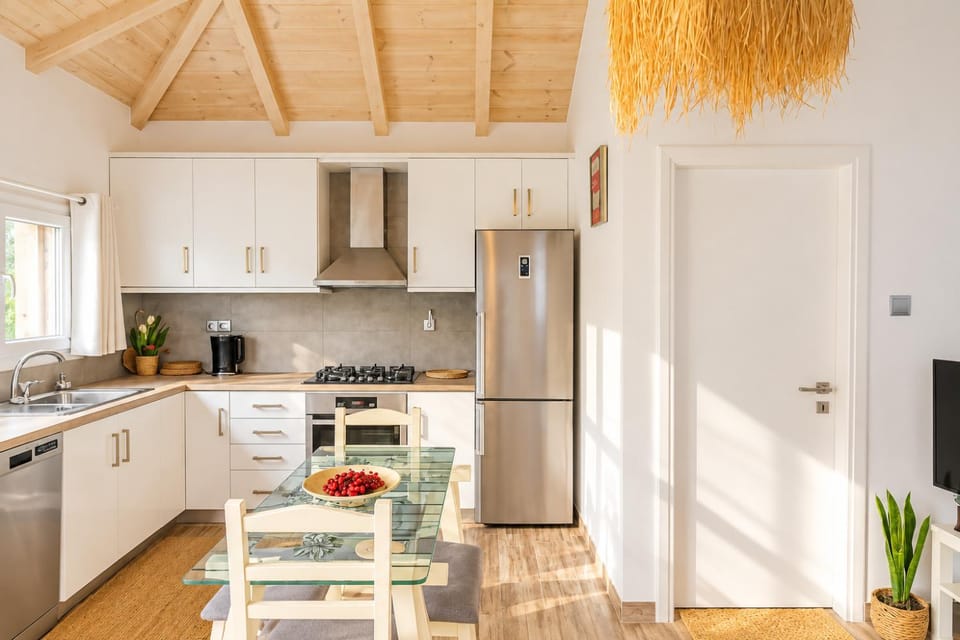 Kitchen or kitchenette, Dining area, dishwasher, oven, stove, toaster