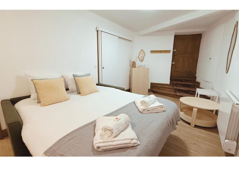 Bed, Photo of the whole room, towels