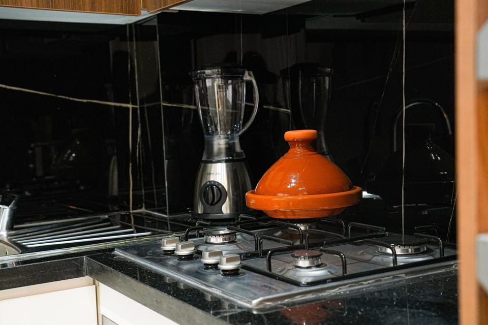 Coffee/tea facilities, Kitchen or kitchenette, stove